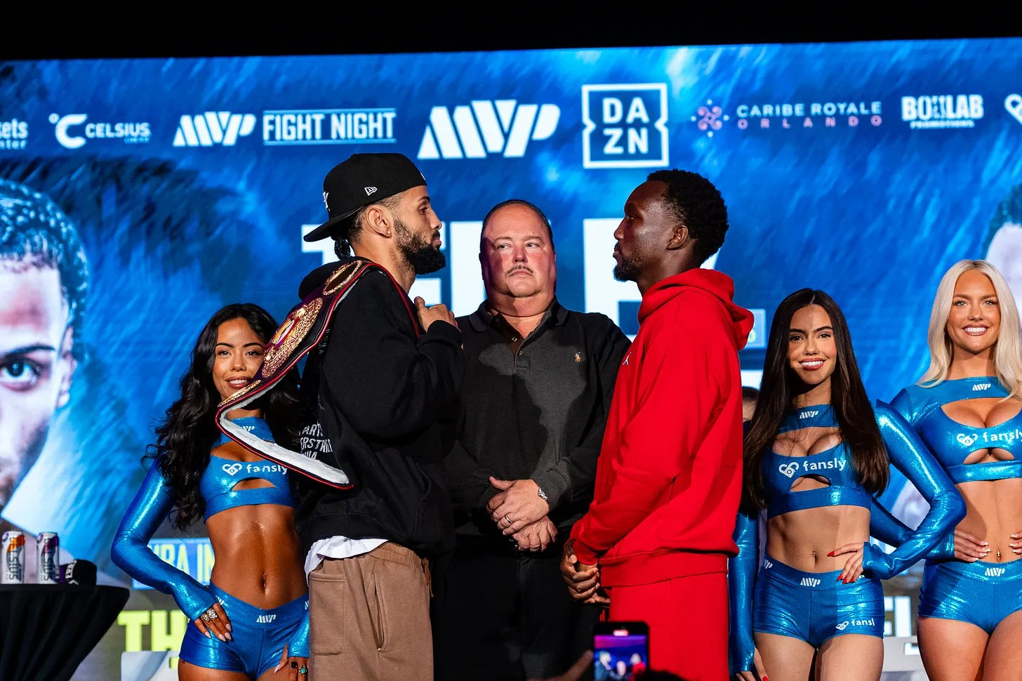 Yoenis Téllez superó el pesaje de Abass Baraou antes de su combate Yoenis Téllez superó el pesaje de Abass Baraou antes de su combate