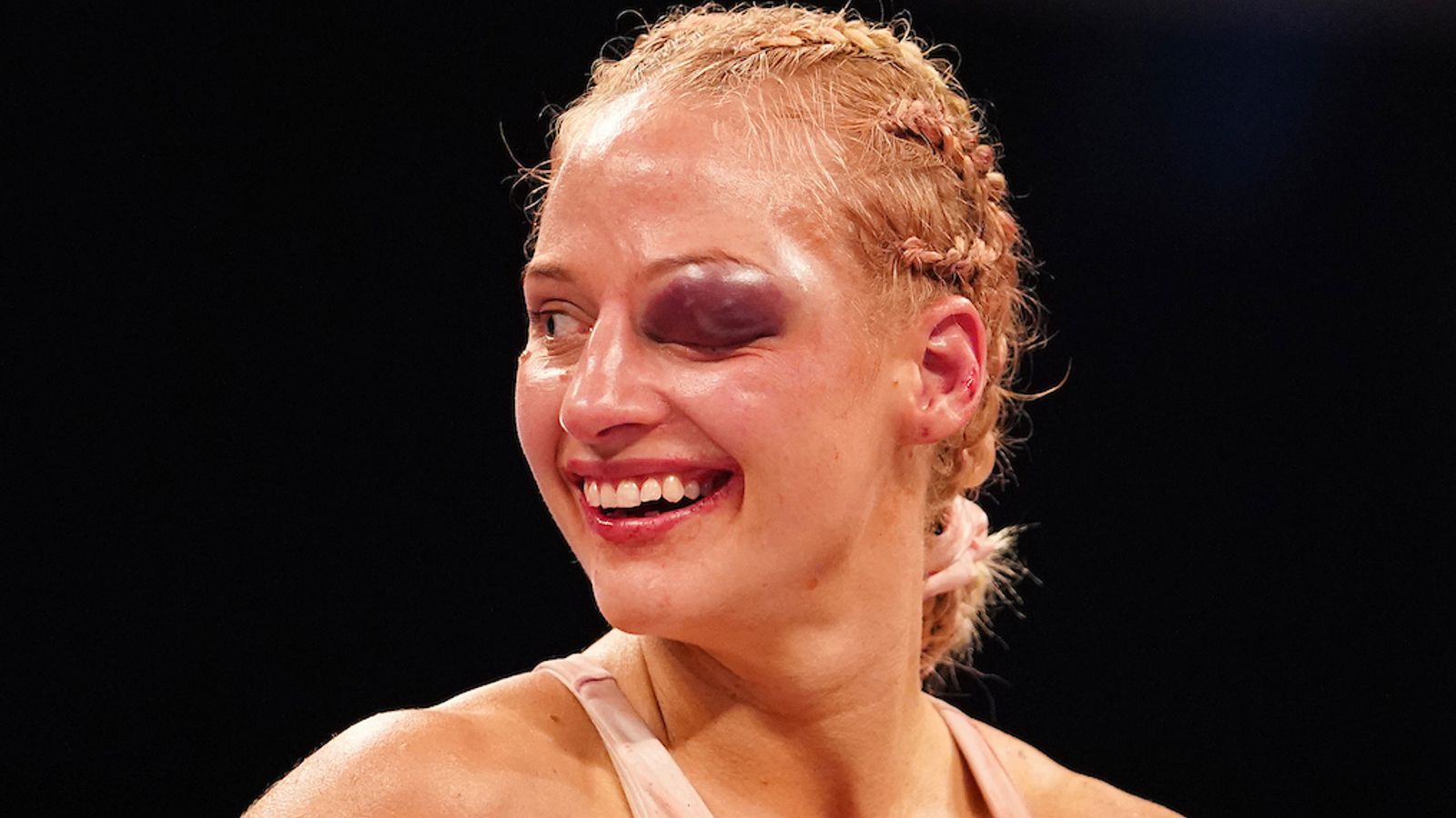 Эбани Бриджес заключила соглашение с Most Valuable Promotions Джейка Пола Эбани Бриджес заключила соглашение с Most Valuable Promotions Джейка Пола