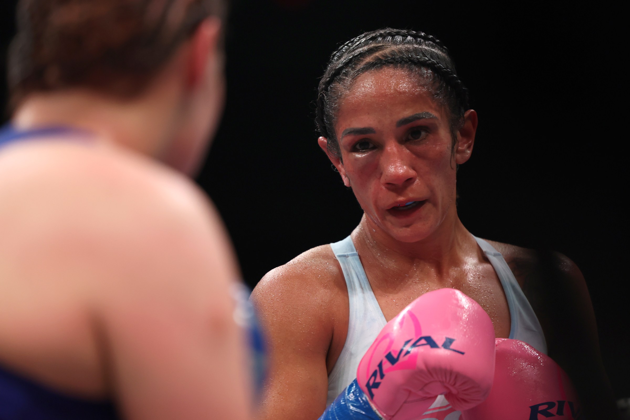 Amanda Serrano outboxes Reina Tellez Amanda Serrano outboxes Reina Tellez