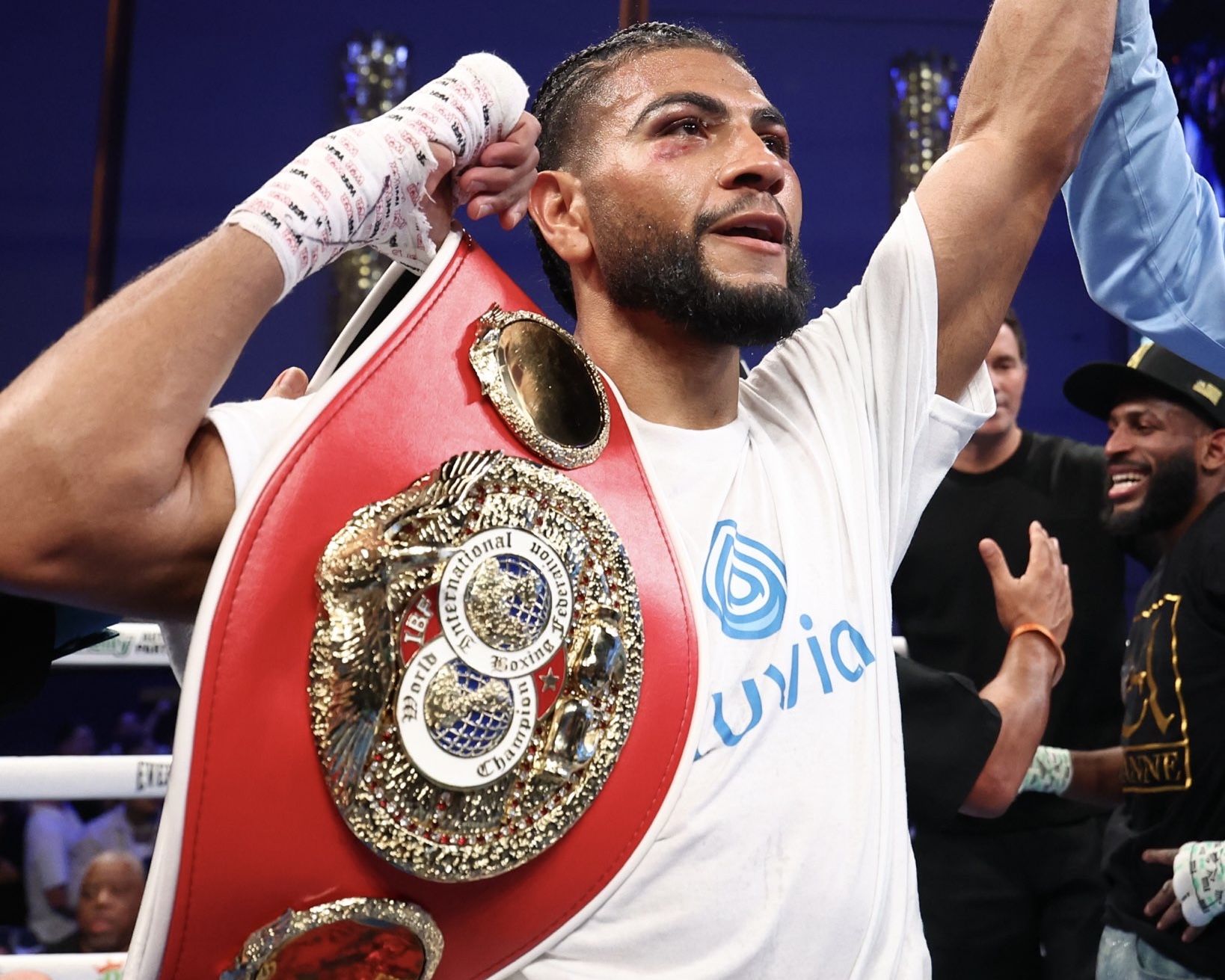 Мураталья в ярком поединке защитил титул IBF против Круса