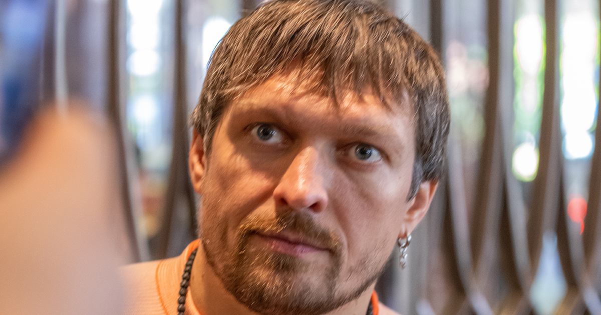 Usyk explica por qué renunció al título de la WBO