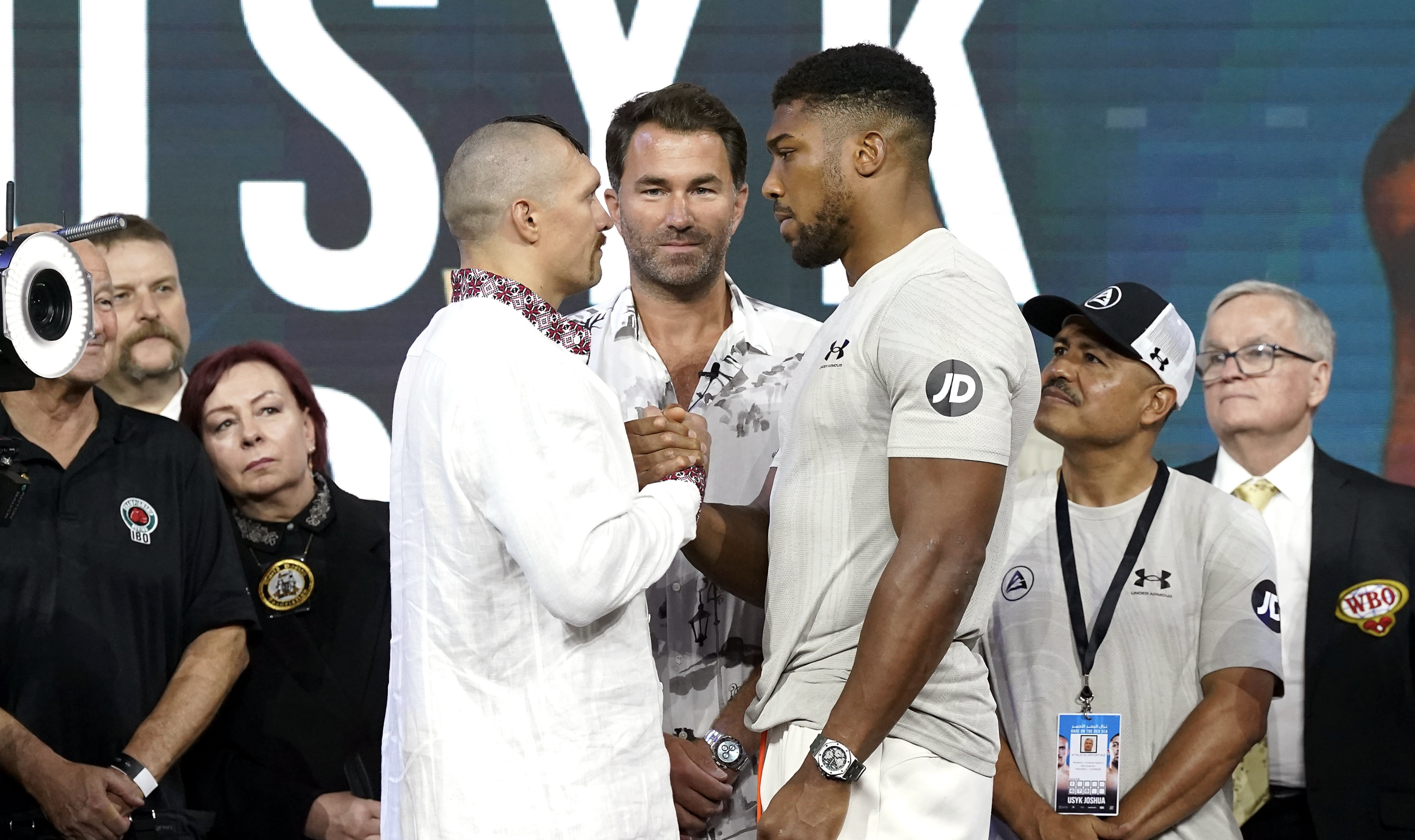 Oleksandr Usyk a Joshua: «Mantente fuerte, campeón»