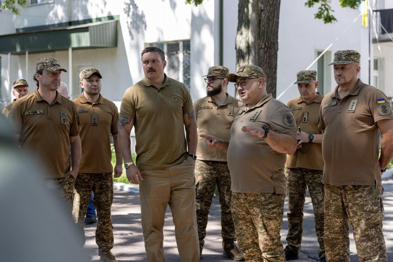 Usyk visitó a los soldados ucranianos en rehabilitación