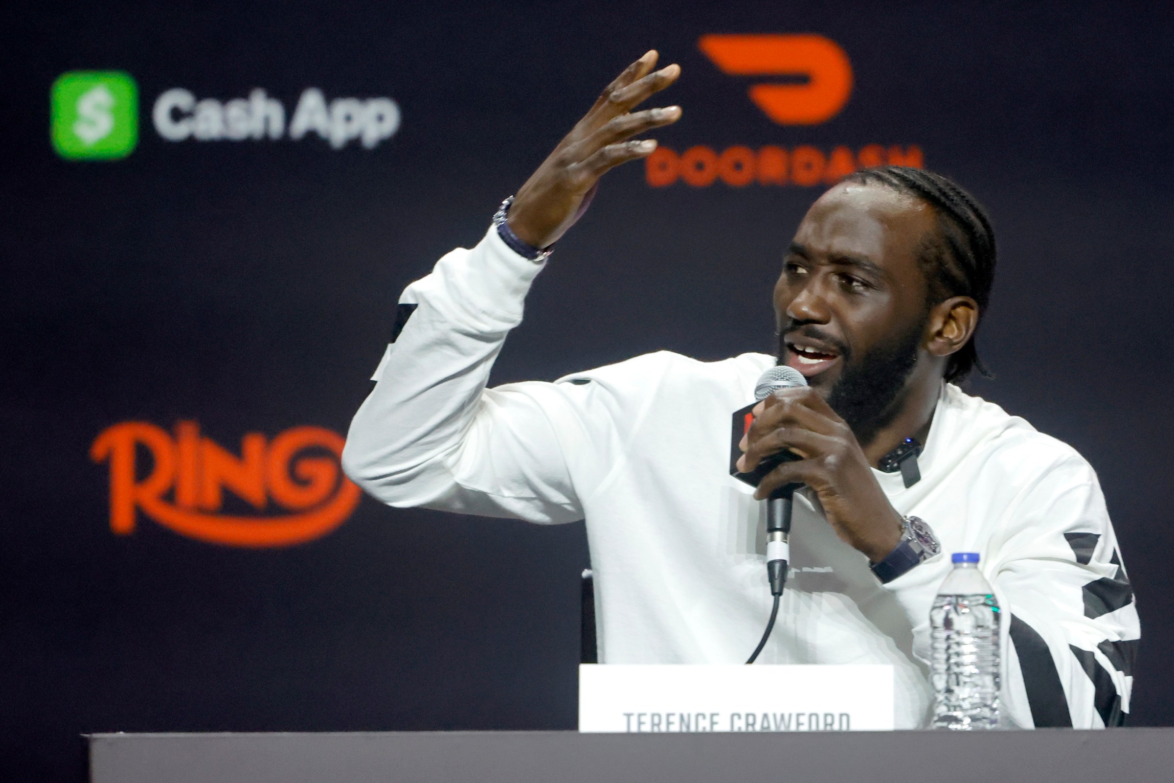 El experto nombró la razón por la que el WBC despojó a Crawford del título