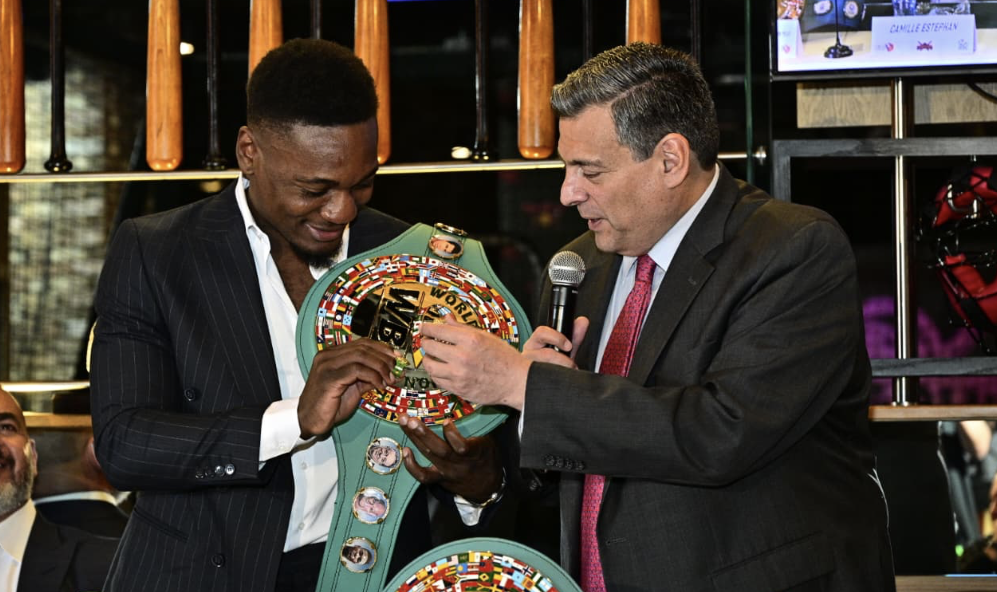 Christian Mbilli se convirtió en campeón mundial absoluto del WBC en el peso Super Middleweight