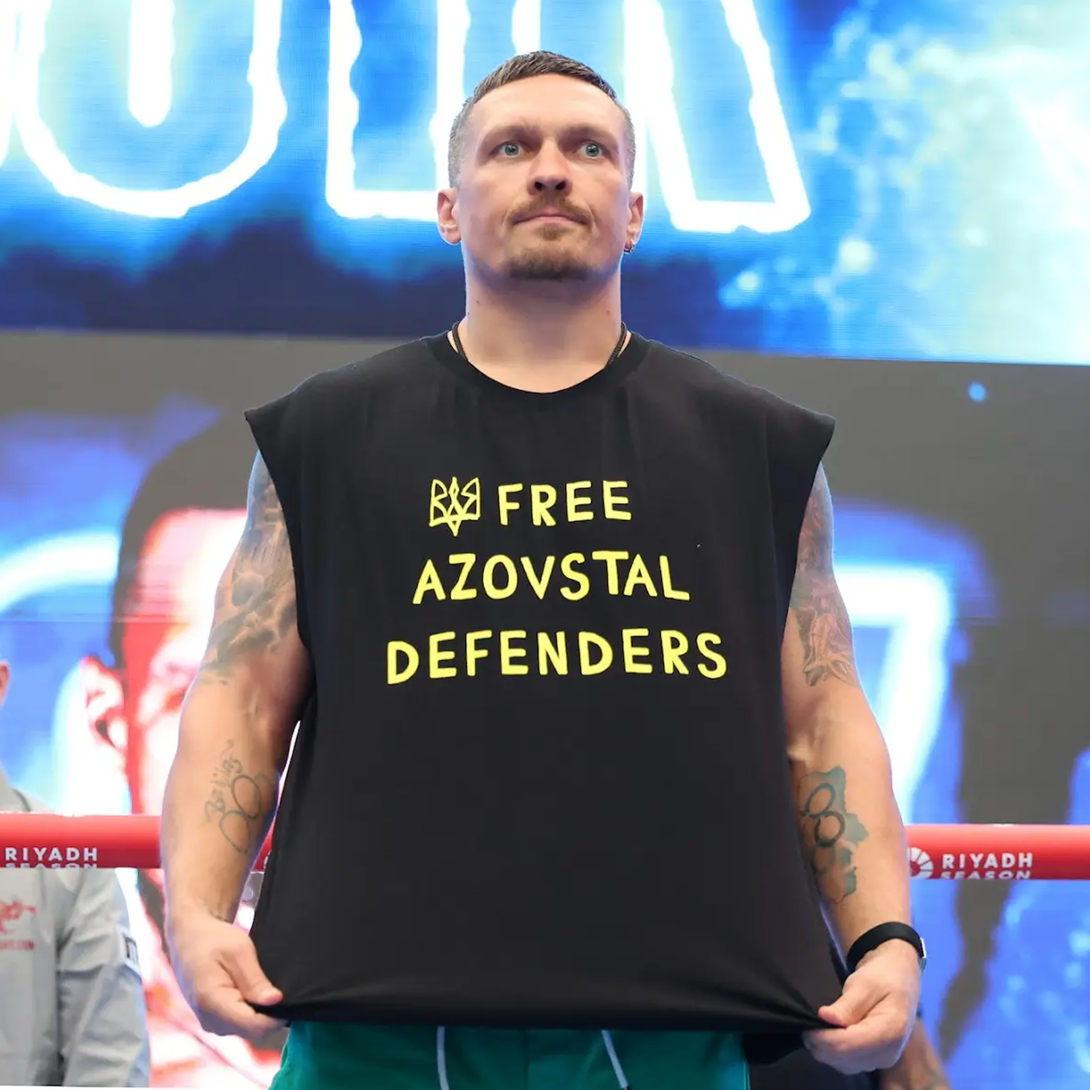 Усик прийшов на відкрите тренування у футболці з написом «Free Azovstal defenders»