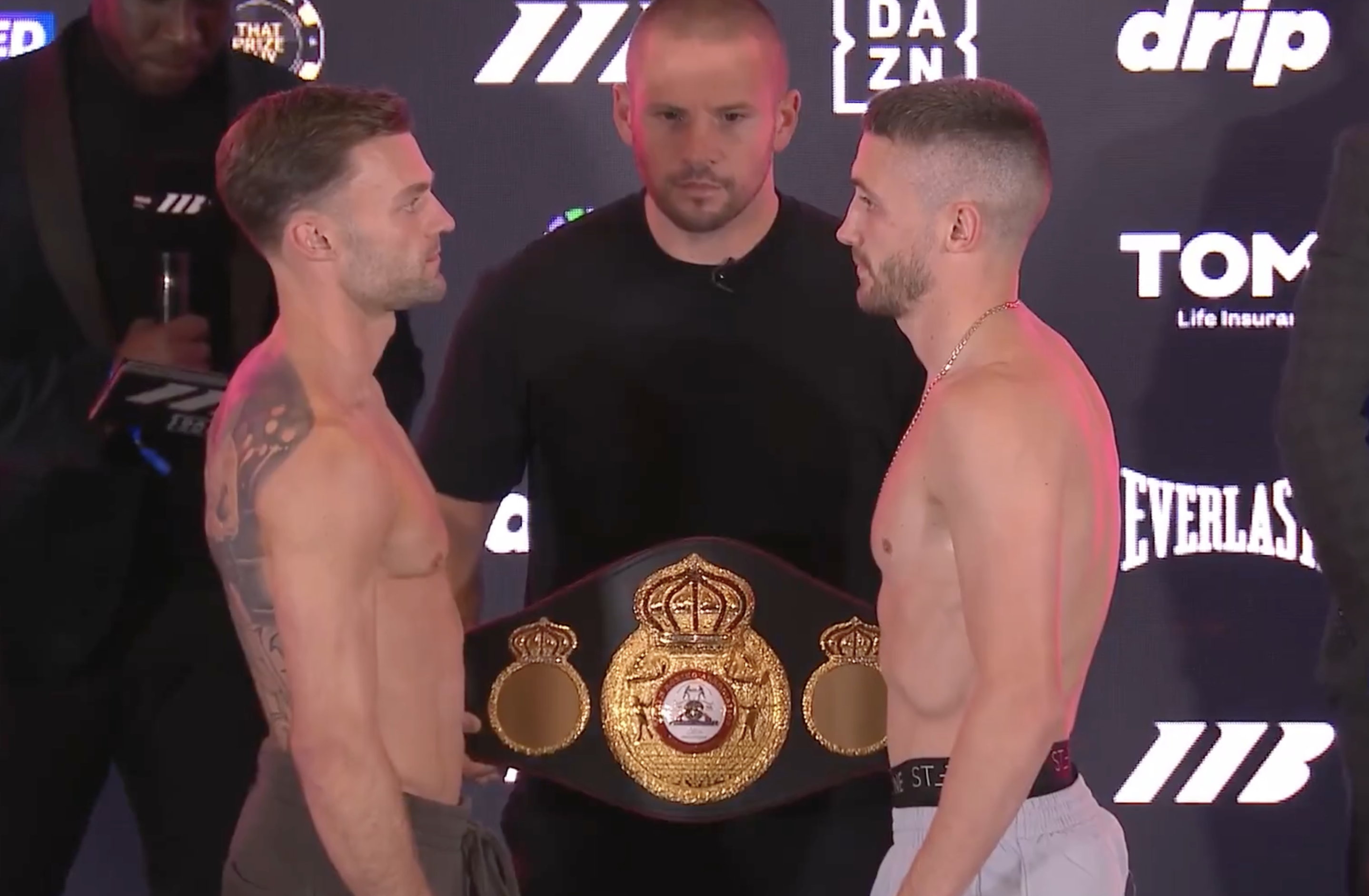 Josh Padley y Reece Bellotti superan el pesaje antes de su combate