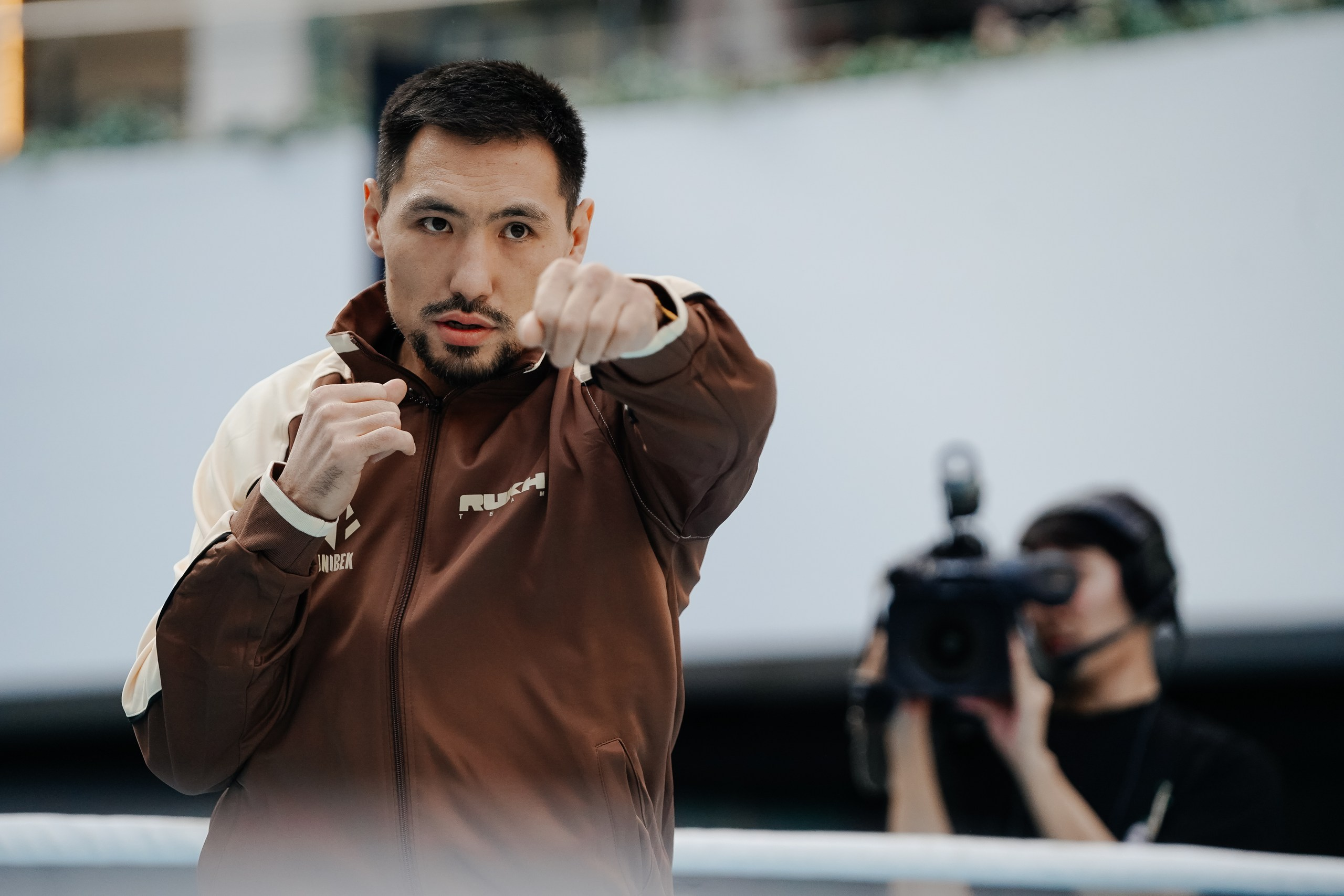 Janibek Alimkhanuly se dirigió a Turki sobre la pelea con Adames